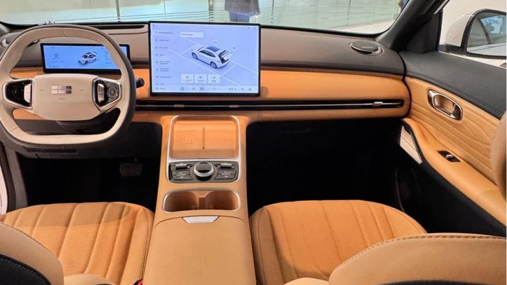 салон гибридного кроссовера geely galaxy starship 7 рыжий белый руль 