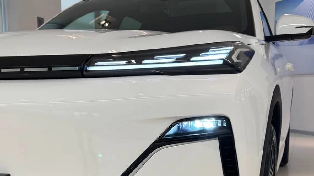 geely galaxy starship 7 кроссовер белый сбоку спереди гибридный автомобиль показали дилерам в россии