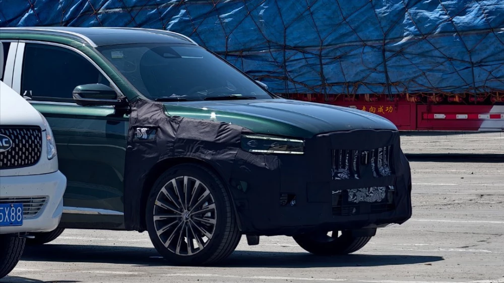 geely monjaro обновленный 272 л.с. оснастят автопилотом кроссовер бензиновый зеленый сбоку спереди