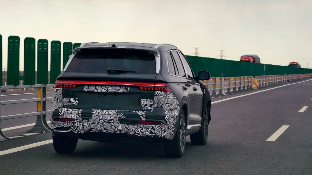 geely monjaro обновленный 272 л.с. оснастят автопилотом кроссовер бензиновый зеленый сбоку сзади