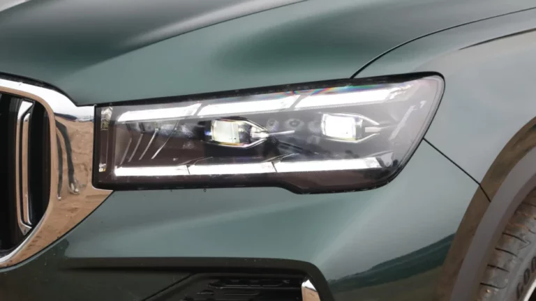 geely monjaro сбоку спереди зеленый фара продажи упали в китае