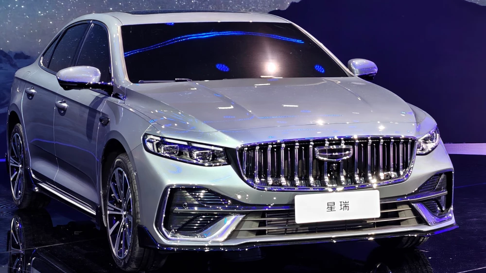 geely preface седан новый серебряный сбоку спереди обновленный китай