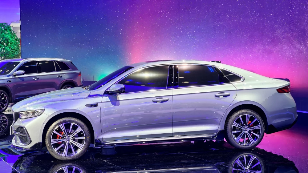 geely preface седан новый серебряный сбоку спереди обновленный китай