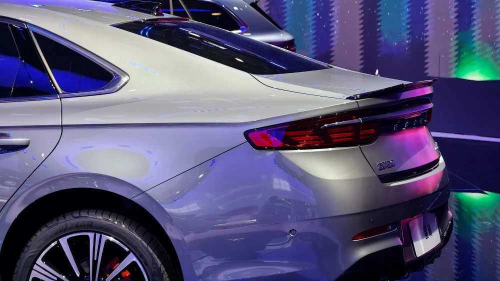 geely preface седан новый серебряный сбоку сзади обновленный китай