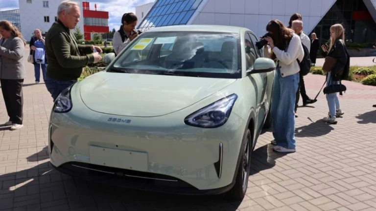 geely xingyuan e22h сбоку спереди электромобиль в беларуси белджи новинка