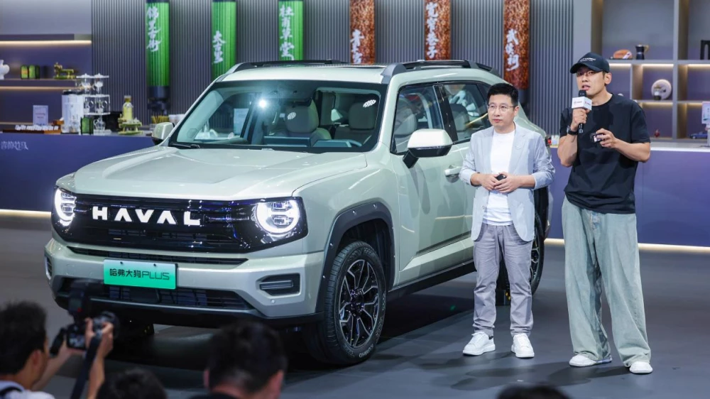 Обновленный Haval H7 стало можно заказать в Китае. Бензин и гибрид обновленный haval h7 dargo plus big dog plus dagou plus кроссовер сбоку спереди автосалон в чэнду заказ