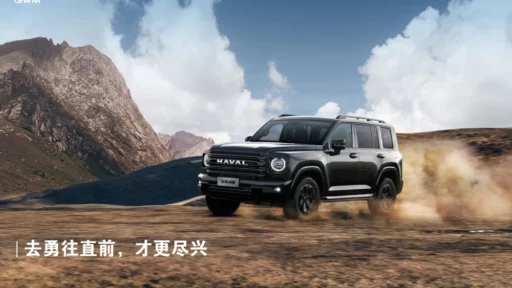 Внедорожник Haval H9 в спецверсии Warrior сбоку спереди бездорожье в динамике