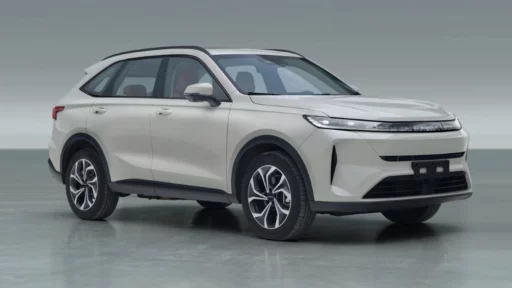 Бензиновая версия кроссовера Haval Xiaolong Max сбоку спереди