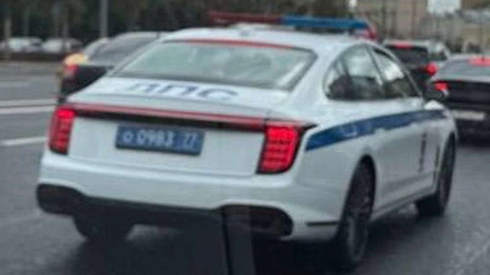Новый седан Hongqi H9 сбоку сзади в России в полиции