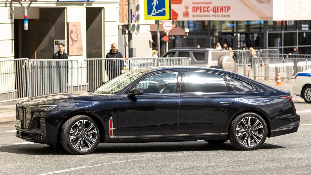 Новый седан Hongqi H9 спецслужбы сбоку в России