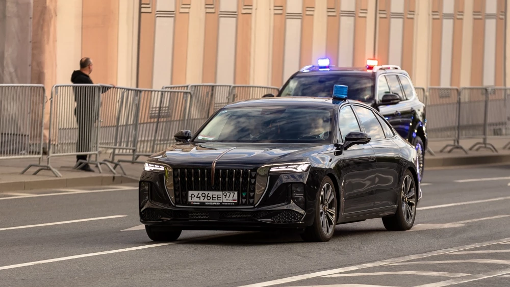 Новый седан Hongqi H9 спецслужбы сбоку спереди в России в кортеже
