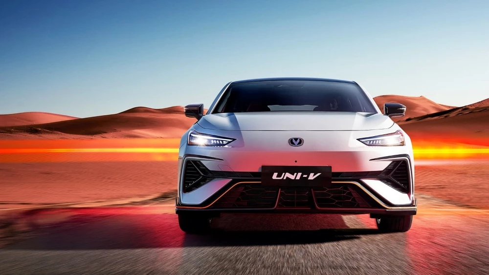 лифтбек Changan Uni-V спереди новое поколение