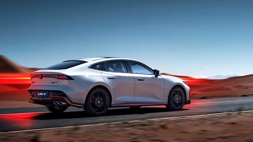 лифтбек Changan Uni-V сзади сбоку новое поколение