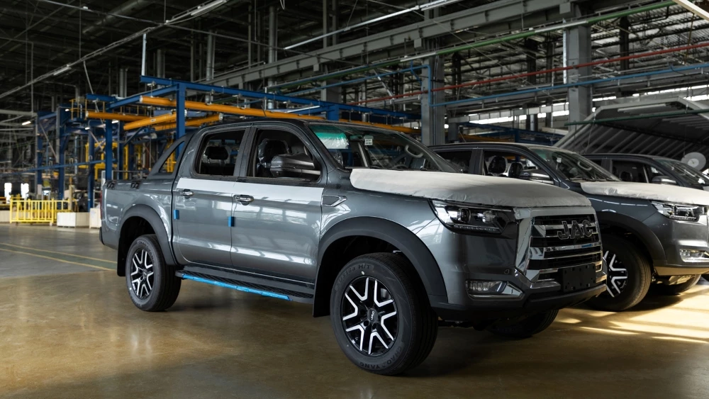 Пикап JAC T8 Pro сбоку спереди на заводе Юнисон в Беларуси сборка производство