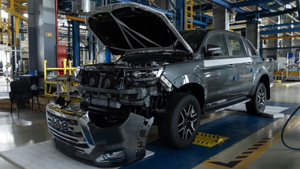 Пикап JAC T8 Pro сбоку спереди на заводе Юнисон в Беларуси сборка производство