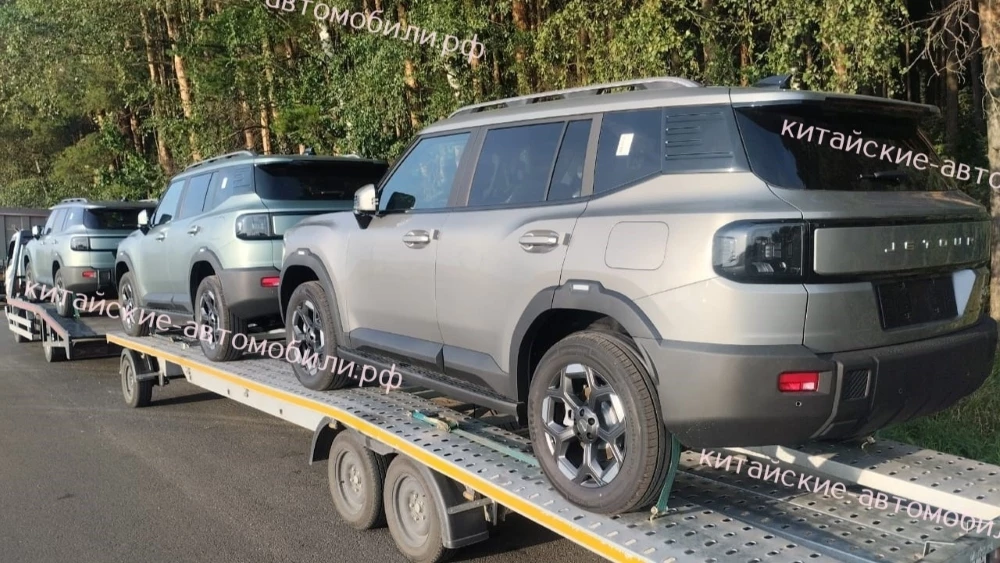 Jetour T1 на автовозе сбоку сзади в России