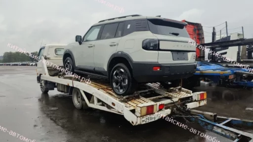 Jetour T1 на автовозе сбоку сзади в России