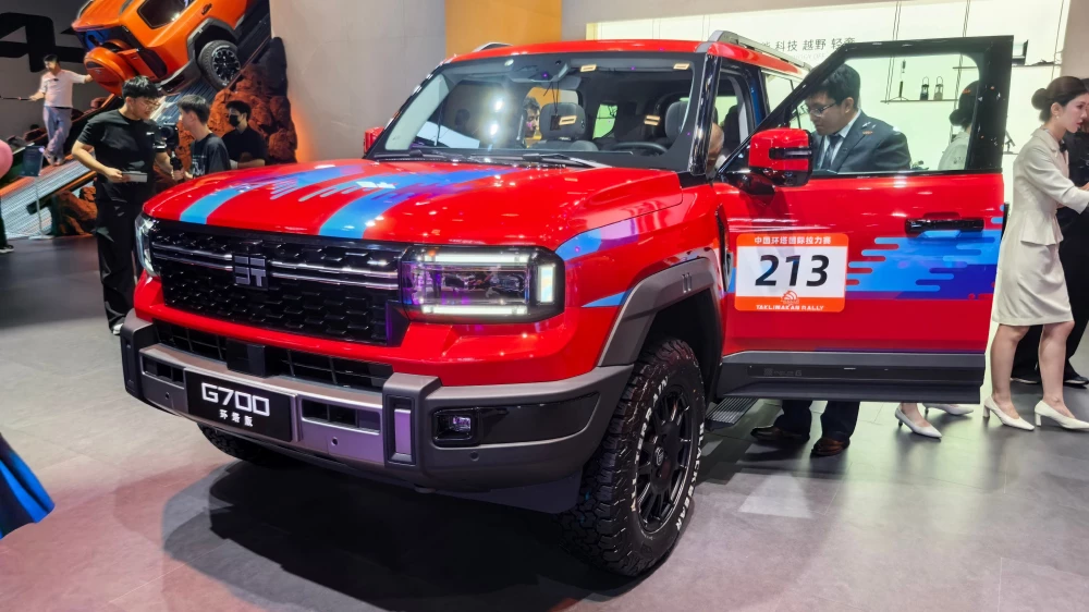 jetour zongheng g700 внедорожник гибридный красный спецверсия сбоку спереди