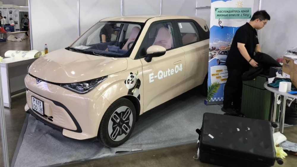 Электрический ситикар Kaiyi E-Qute 04 сбоку спереди