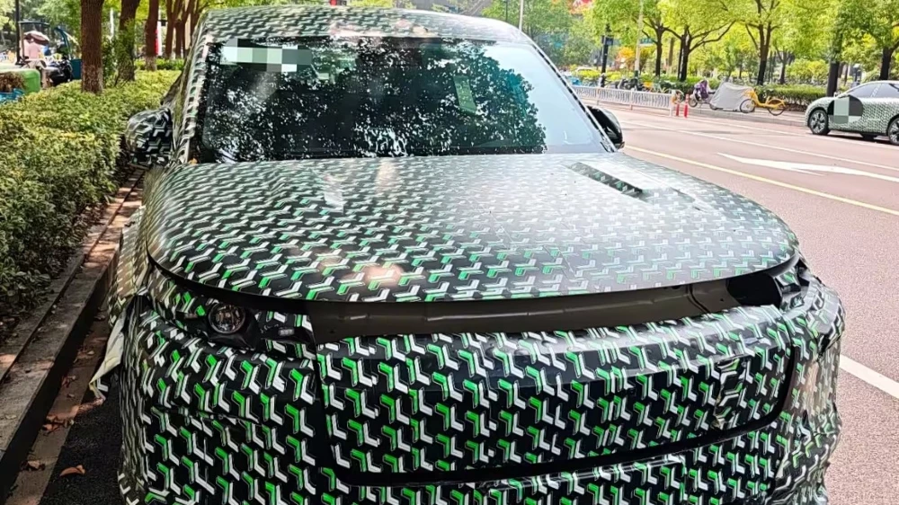 Кроссовер Leapmotor D-класса спереди в камуфляже