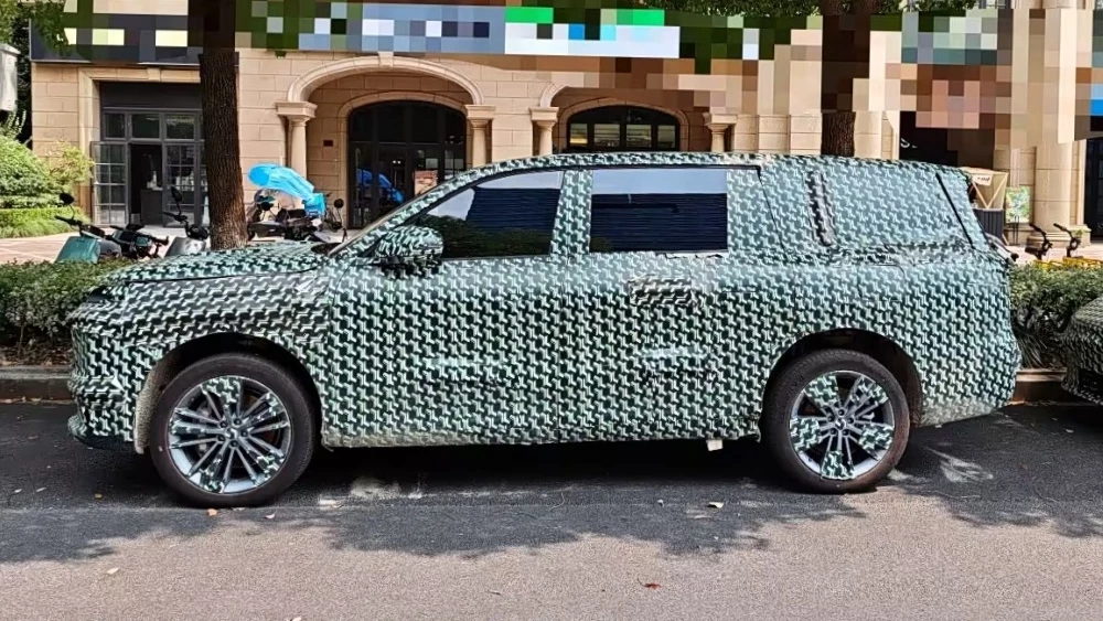 Кроссовер Leapmotor D-класса сбоку в камуфляже