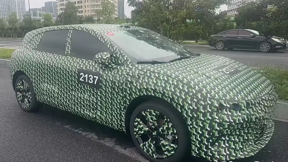 Хэтчбек Leapmotor B-класса сбоку спереди в камуфляже