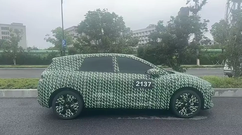 Хэтчбек Leapmotor B-класса сбоку в камуфляже