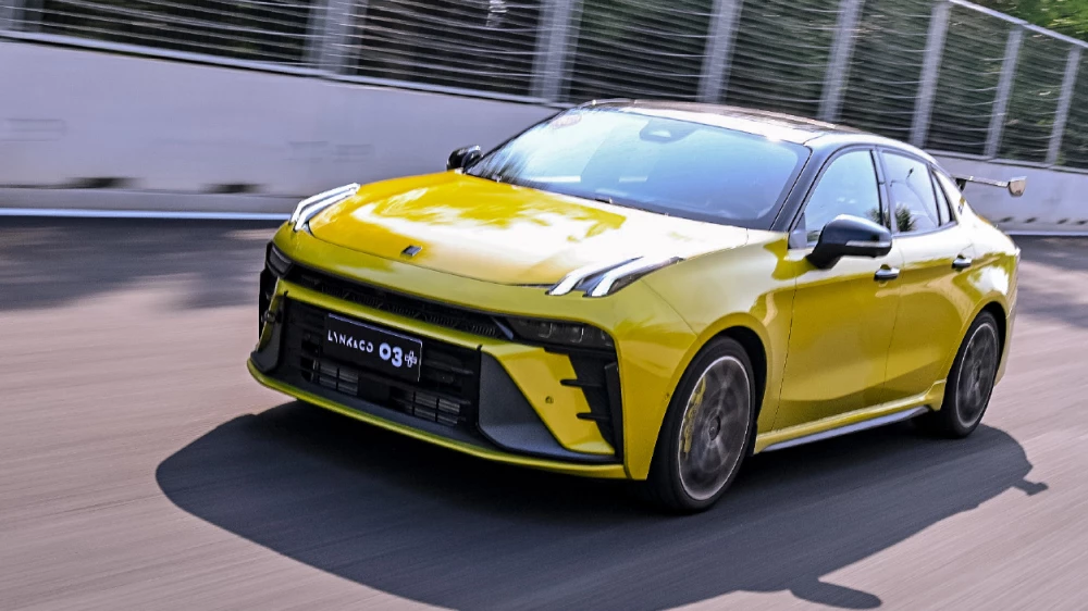 lynk & co 03+ performance седан желтый сбоку спереди 