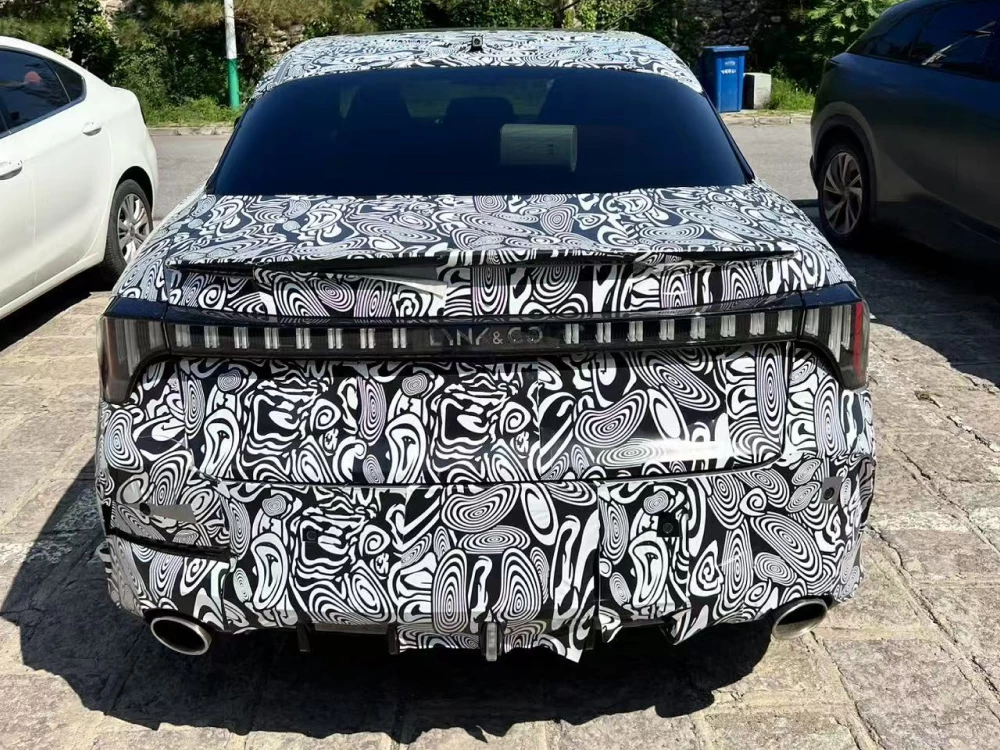 lynk & co 03 седан обновленный рестайлинг сзади камуфляж