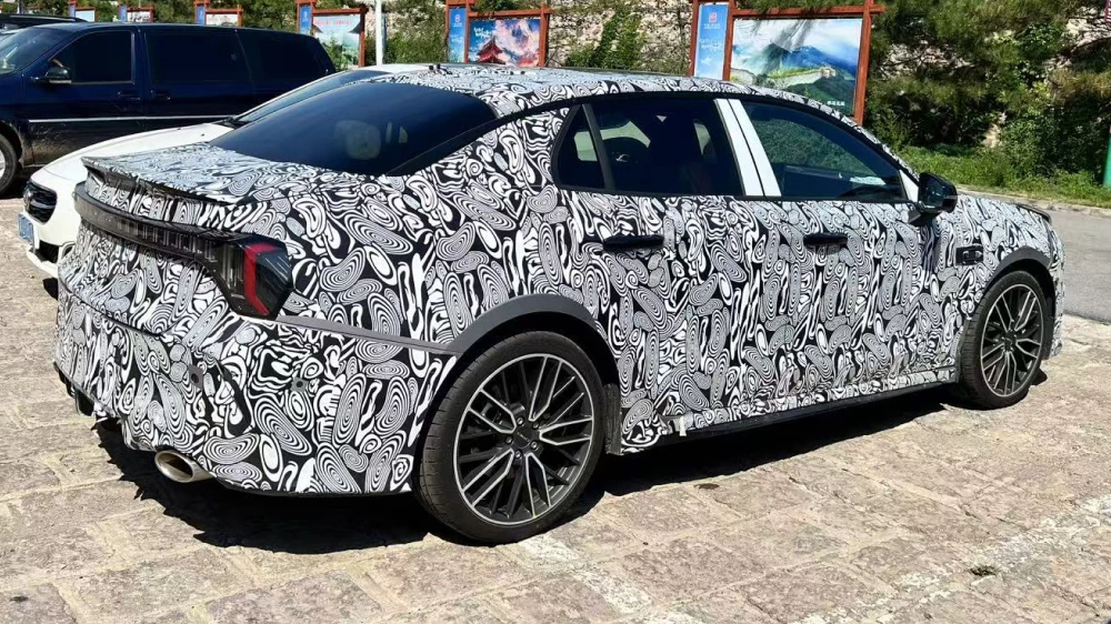 lynk & co 03 седан обновленный рестайлинг сбоку сзади камуфляж