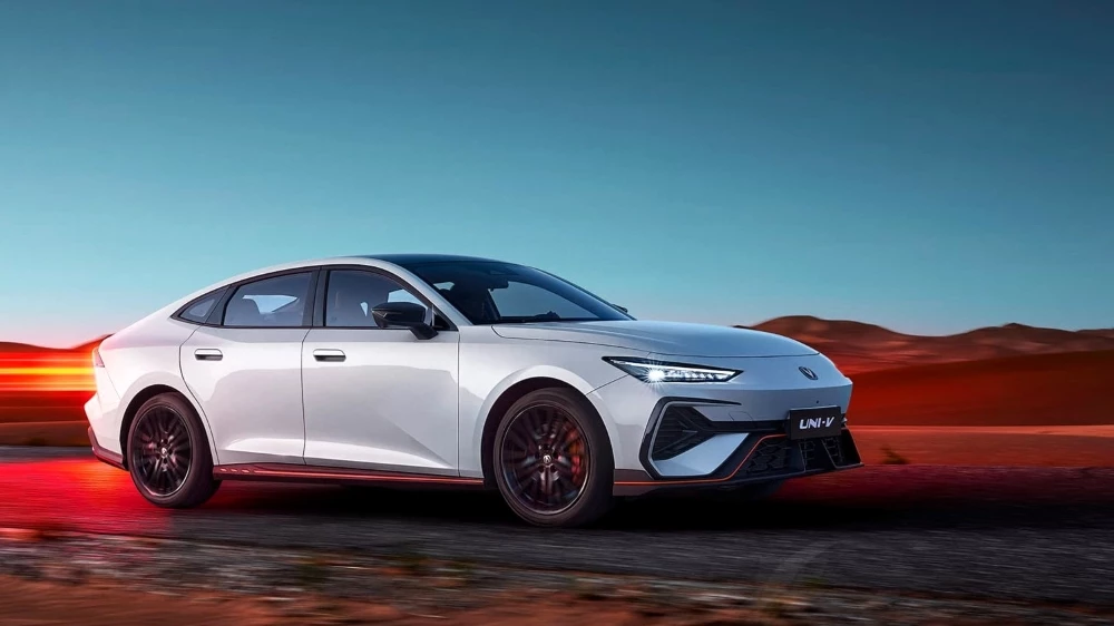 лифтбек Changan Uni-V спереди сбоку новое поколение