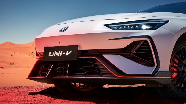 лифтбек Changan Uni-V спереди новое поколение