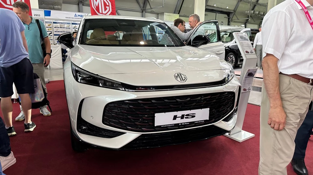 Кроссовер MG HS белый сбоку спереди иннопром 2025