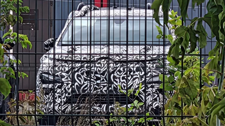 Автомобиль в камуфляже на территории завода «Москвич» renault sandero новинка