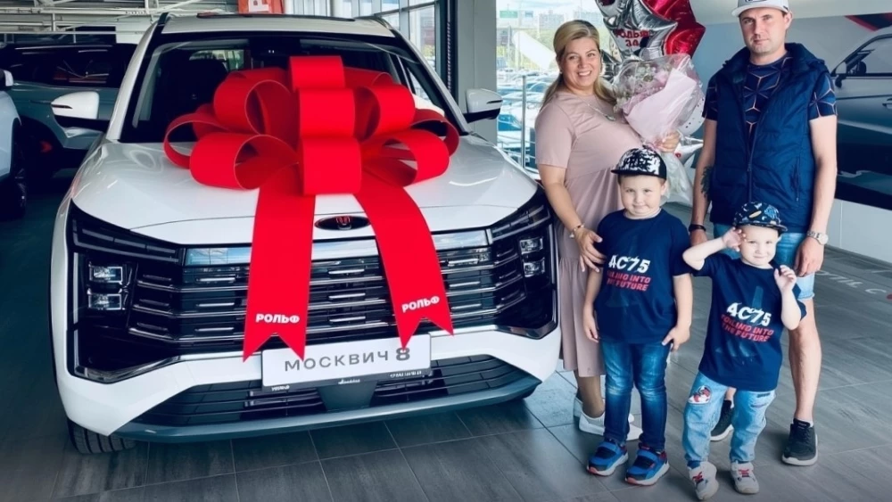 «Москвич 8» у дилера в автосалоне продажа покупатели спереди