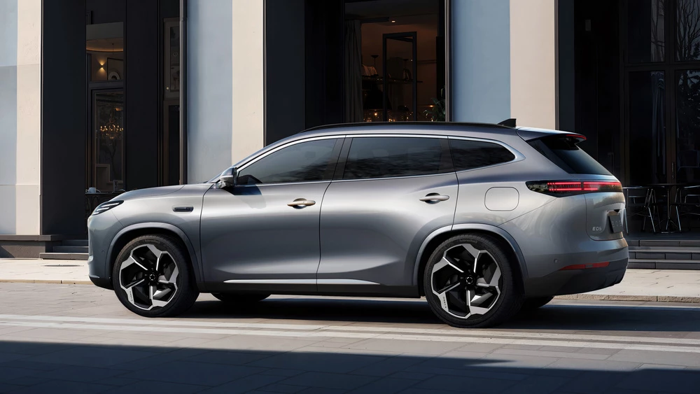 Кроссовер Exlantix E05 сбоку