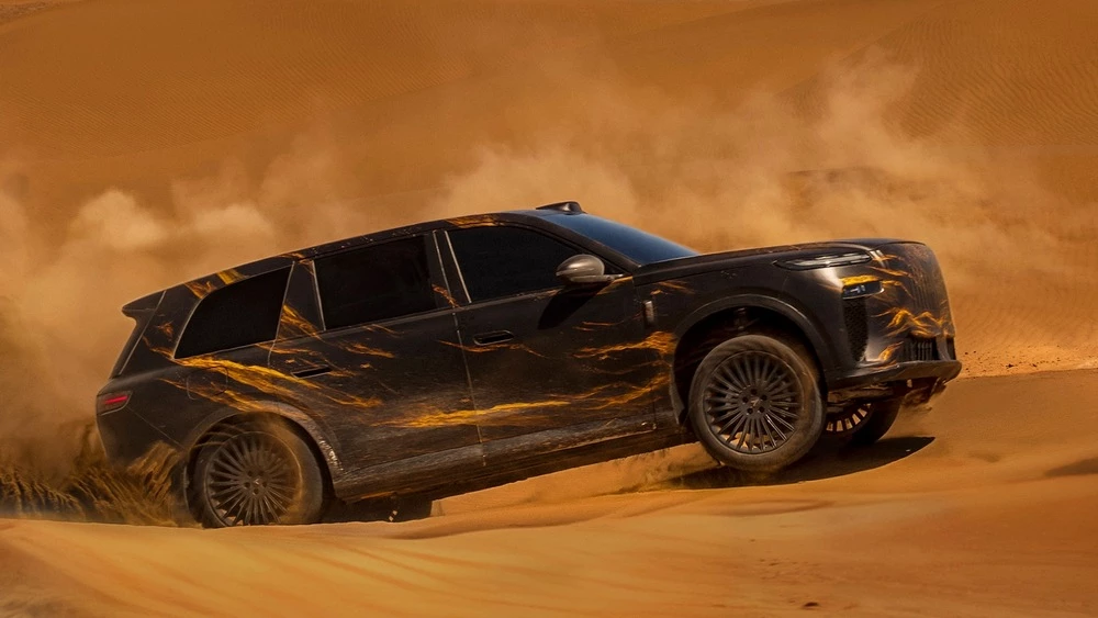 Кроссовер Voyah Taishan сбоку в динамике в пустыне