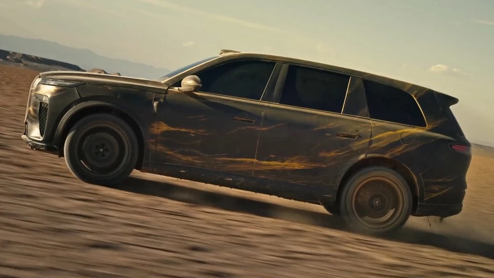 Кроссовер Voyah Taishan сбоку в динамике