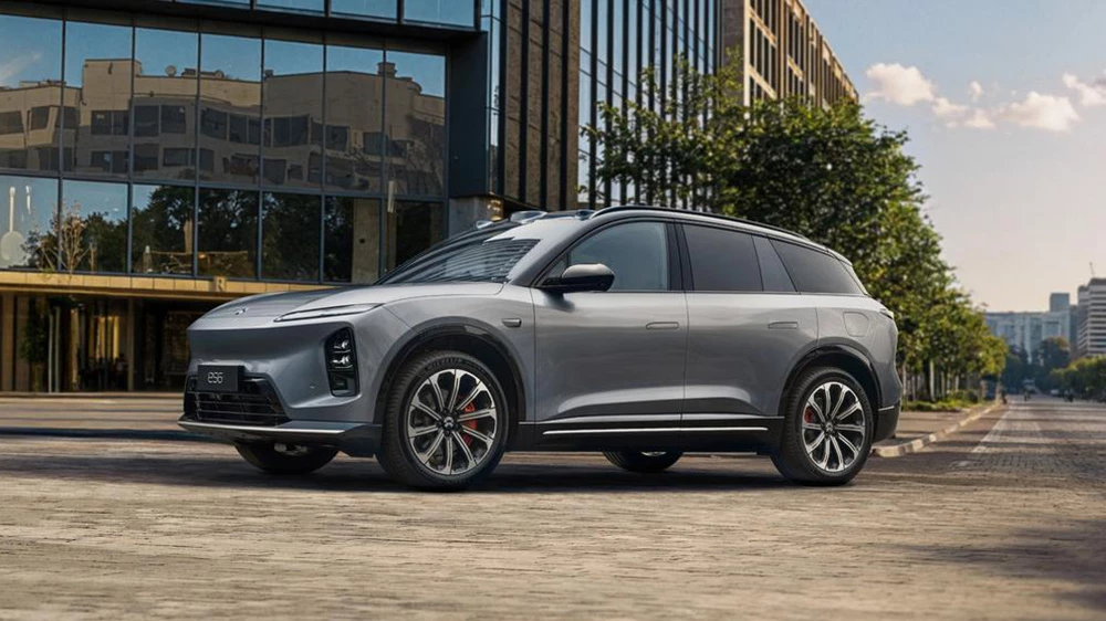 nio es6 электрический кроссовер сбоку спереди серый