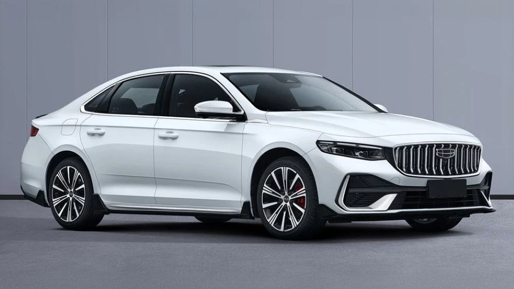 Geely Preface 2026 обновленный седан сбоку спереди
