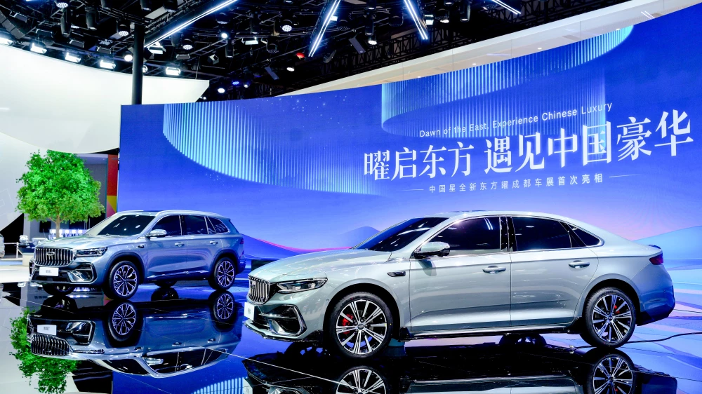 geely preface седан новый серебряный сбоку спереди обновленный китай geely monjaro обновленный