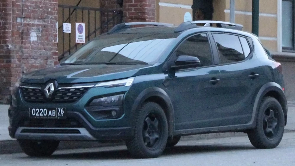 Автомобиль Renault Sandero третьего поколения в России без камуфляжа сбоку спереди военный