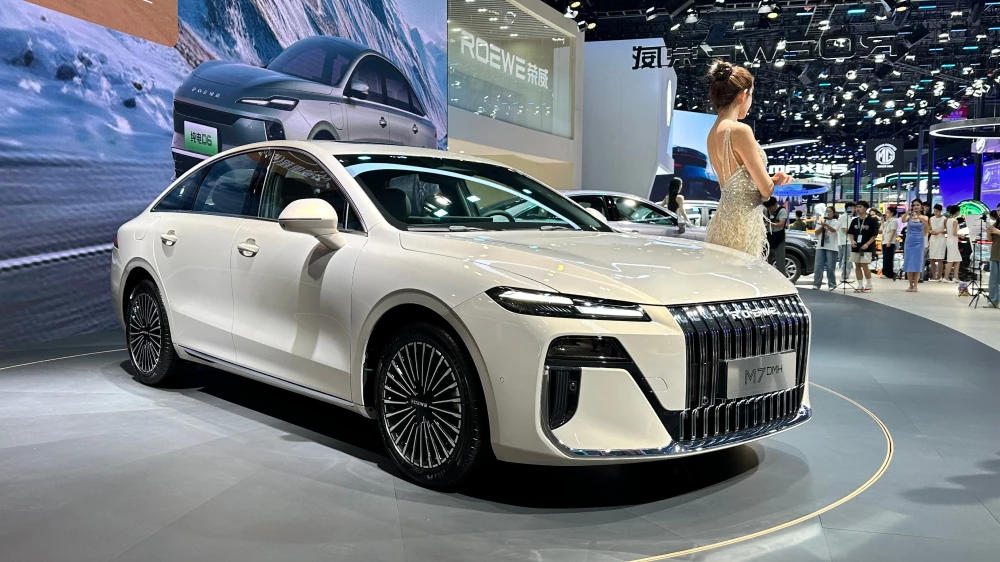 roewe m7 dmh сбоку спереди дешевый гибридный седан roewe белый