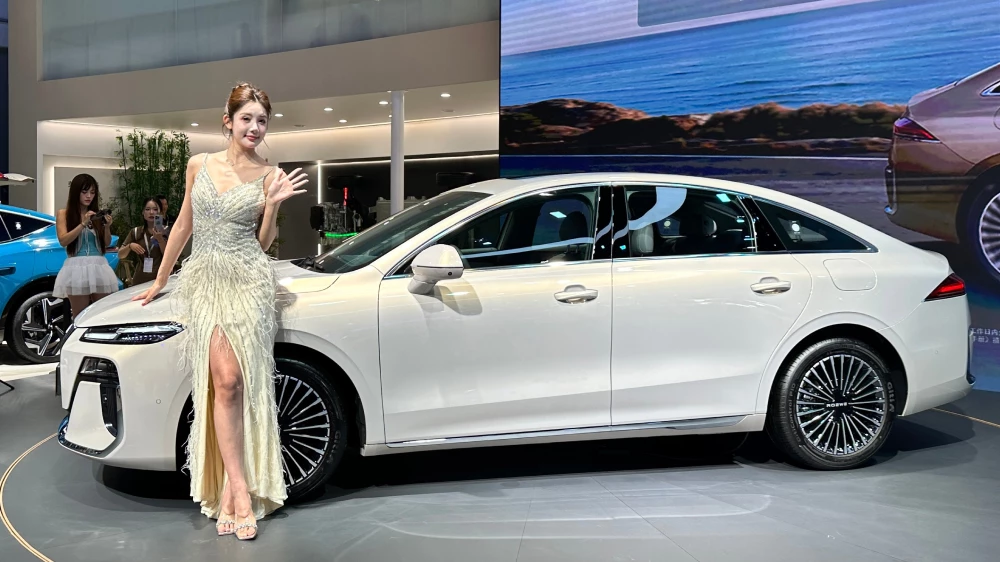 roewe m7 dmh сбоку спереди дешевый гибридный седан roewe белый