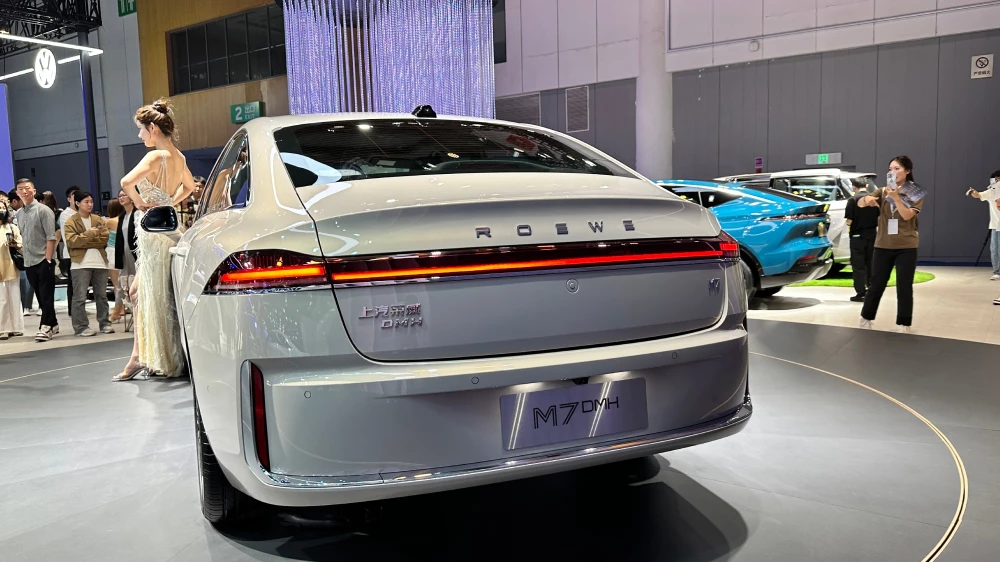 roewe m7 dmh сбоку сзади дешевый гибридный седан roewe белый