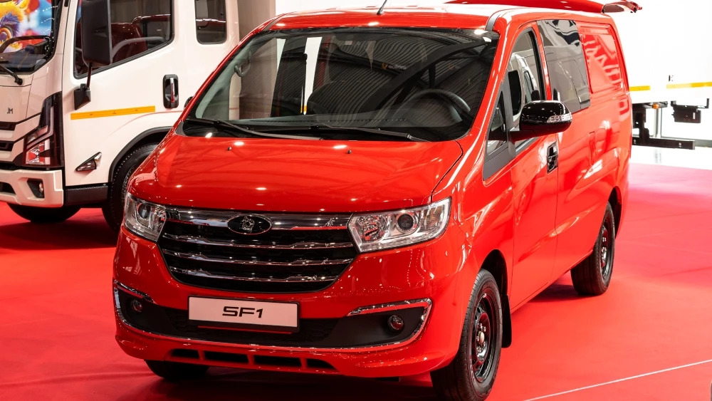 Sollers представил пассажирскую версию бюджетного фургона SF1. Спальное место и большой багажник Минивэн Sollers SF1 в казани грузопассажирская версия спереди сбоку