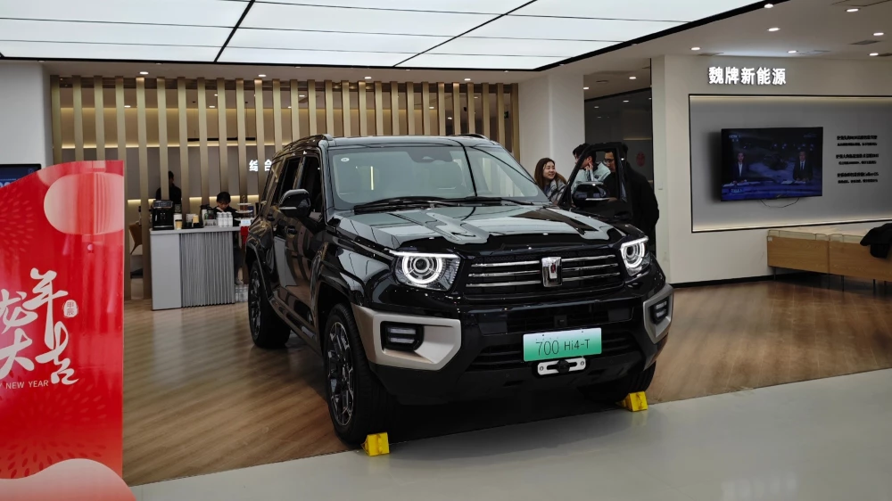 tank 700 hi4-t гибридный внедорожник черный сбоку спереди дилерский центр марки tank китай