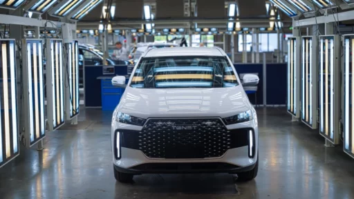 tenet t4 старт массового производства спереди кроссовер белый chery tiggo 4 агр холдинг бывший завод volkswagen россия калуга