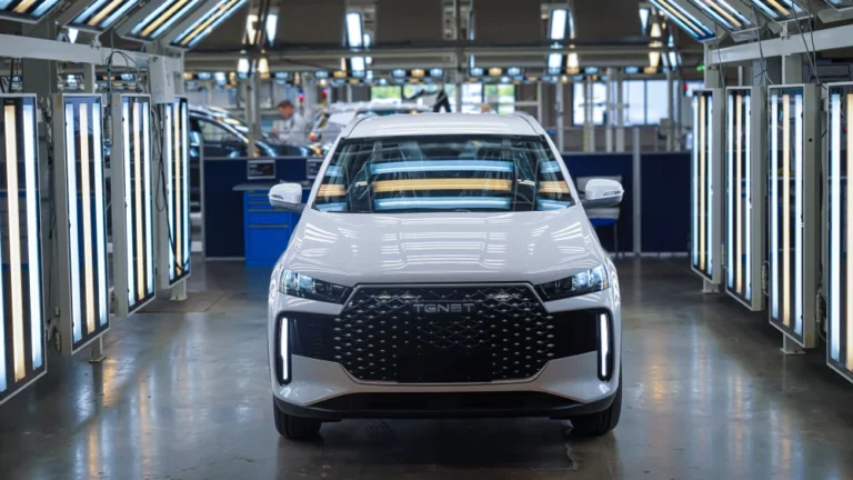 tenet t4 старт массового производства спереди кроссовер белый chery tiggo 4 агр холдинг бывший завод volkswagen россия калуга