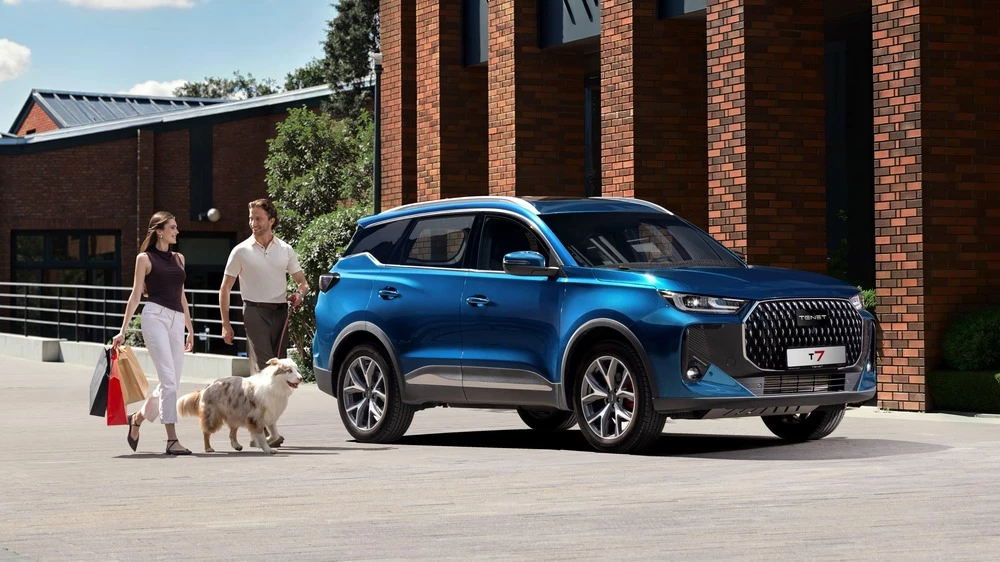 кроссовер Tenet T7 сбоку спереди семья